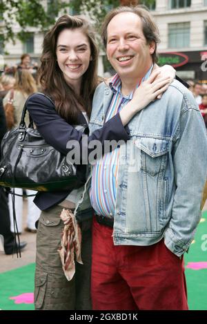 Hans Zimmer und Tochter Zoe Zimmer bei der britischen Charity-Premiere von Madagascara, die auf dem Empire Leicester Square in London stattfand. Stockfoto