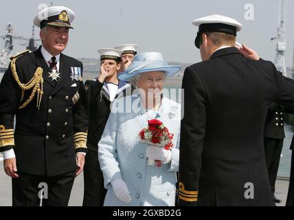 Königin Elizabeth II. Wird begrüßt, als sie mit Admiral Sir Alan West auf dem Weg zur Überprüfung der Flotte an die HMS Endurance geht. Insgesamt 167 Schiffe der Royal Navy und 35 Nationen nehmen diese Woche im Rahmen der Trafalgar 200-Feierlichkeiten am International Fleet Review in Spithead, vor Portsmouth, Teil. Anwar Hussein/allactiondigital.com Stockfoto