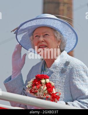 Königin Elizabeth und Königliche Hoheit der Herzog von Edinburgh überprüfen eine Ehrenwache und treffen Marinepersonal mit Familien von HMS Victory. Der 200. Jahrestag der Schlacht von Trafalgar wird durch T200, eine Feier des Sieges durch Konteradmiral Lord Nelson am 28. Oktober 1805, markiert. Anwar Hussein/allactiondigital.com Stockfoto