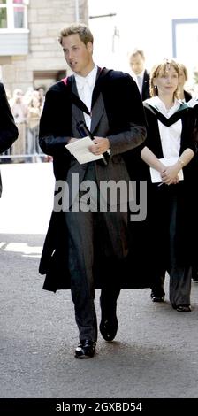 Prinz William nach seiner Abschlussfeier in St. Andrews, Donnerstag, 23. Juni 2005. William erhielt einen 2:1 in Geographie nach vier Jahren Studium für seinen Master of Arts. Anwar Hussein/allactiondigital.com Stockfoto