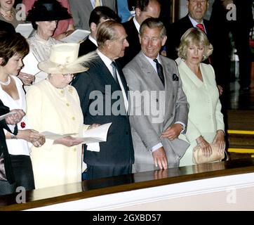 (Von links) die britische Königin Elizabeth II., der Herzog von Edinburgh und der Herzog und die Herzogin von Rothesay während der Abschlussfeier von Prinz William in St. Andrews, Donnerstag, den 23. Juni 2005. William erhielt einen 2:1 in Geographie nach vier Jahren Studium für seinen Master of Arts. Anwar Hussein/allactiondigital.com Stockfoto