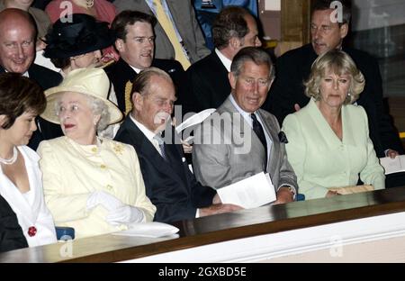 (Von links) die britische Königin Elizabeth II., der Herzog von Edinburgh und der Herzog und die Herzogin von Rothesay während der Abschlussfeier von Prinz William in St. Andrews, Donnerstag, den 23. Juni 2005. William erhielt einen 2:1 in Geographie nach vier Jahren Studium für seinen Master of Arts. Anwar Hussein/allactiondigital.com Stockfoto