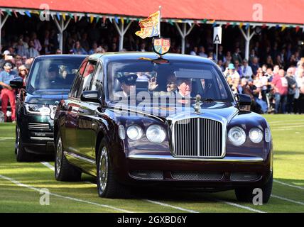 Prinz Philip, Duke of Edinburgh, wappt, als er im Royal Rolls Royce ankommt, um an den Braemar Highland Games 2017 teilzunehmen, mit Königin Elizabeth ll und Prinz Charles, Prinz von Wales am 2. September 2017. Stockfoto