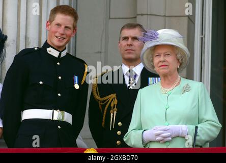 Prinz Harry, der Herzog von York und Königin Elizabeth werden am National Comemoration Day im Juli in London vom Balkon des Buckingham Palace aus den Blick auf den Flug über der Mall of British and US World war II Aircraft behalten. Mohnblumen wurden als Teil des Flypasts vom Lancaster Bomber of the Battle of Britain Memorial Flight abgeworfen. Anwar Hussein/allactiondigital.com *** Ortsüberschrift *** Queen Elizabeth II;Herzogin von Cornwall Stockfoto