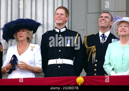 Prinz Harry, Prinz Andrew, die Herzogin von Cornwall und Königin Elizabeth II. Beobachten am National Commemoration Day in London vom Balkon des Buckingham Palace aus den Flug über der Mall of British and US World war II. Mohnblumen wurden als Teil des Flypasts vom Lancaster Bomber of the Battle of Britain Memorial Flight abgeworfen. Anwar Hussein/allactiondigital.com *** Ortsüberschrift *** Queen Elizabeth II;Herzogin von Cornwall Stockfoto