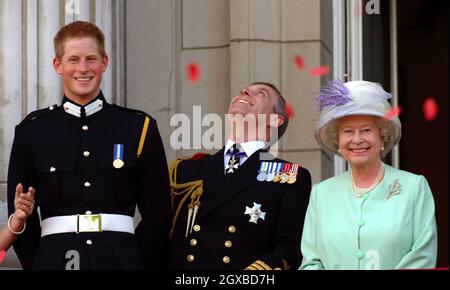 Prinz Harry, Prinz Andrew und Königin Elizabeth werden am National Comemoration Day in London vom Balkon des Buckingham Palace aus den Blick auf den Flug über der Mall of British and US World war II Aircraft behalten. Mohnblumen wurden als Teil des Flypasts vom Lancaster Bomber of the Battle of Britain Memorial Flight abgeworfen. Anwar Hussein/allactiondigital.com *** Ortsüberschrift *** Queen Elizabeth II;Herzogin von Cornwall Stockfoto