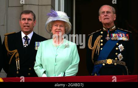 Prinz Andrew, Königin Elizabeth ll und Prinz Philip beobachten den Flug über der Mall of British and US World war II Aircraft vom Balkon des Buckingham Palace am National Comemoration Day in London. Mohnblumen wurden als Teil des Flypasts vom Lancaster Bomber of the Battle of Britain Memorial Flight abgeworfen. Anwar Hussein/allactiondigital.com *** Ortsüberschrift *** Queen Elizabeth II;Herzogin von Cornwall Stockfoto