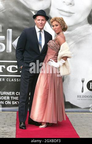 Jenny Frost und Frank Sinatra sehen aus wie Stephen Triffitt im Kostüm und sehen aus wie Grace Kelly und Sinatra im Filmklassiker High Society aus dem Jahr 1956. Die Veranstaltung wurde in Soho veranstaltet, um Sky Classics Film Nights in der Heddon Street zu bewerben, die am 9.. August 2005 beginnen. Stockfoto
