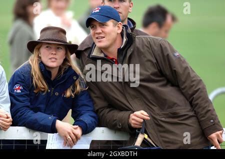 Zara Phillips wird von Autumn Kelly, Freundin von Peter Phillips, und ihrem Freund Mike Tindall beobachtet, als sie das letzte Springturnier mit einer klaren Runde zum Europameister bei den Blenheim Petplan European Eventing Championships im Blenheim Palace, England, abschließt. Anwar Hussein/allactiondigital.com *** Ortsüberschrift *** Zara Phillips Stockfoto