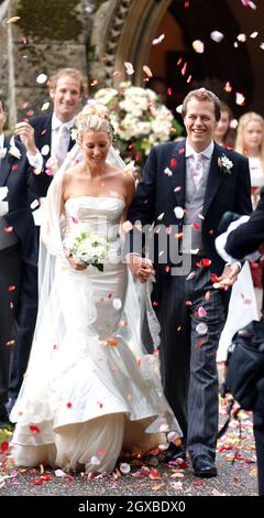 Tom Parker-Bowles und seine neue Frau Sara sind mit Konfetti bedeckt, als sie nach ihrer Hochzeitszeremonie in Henley-on-Thames, England, die St. Nicholkirche verlassen. Anwar Hussein/allactiondigital.com Stockfoto