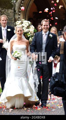 Tom Parker-Bowles und seine neue Frau Sara sind mit Konfetti bedeckt, als sie nach ihrer Hochzeitszeremonie in Henley-on-Thames, England, die St. Nicholkirche verlassen. Anwar Hussein/allactiondigital.com Stockfoto
