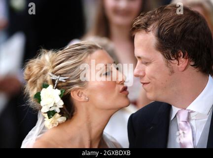 Tom Parker-Bowles und seine neue Frau Sara küssen sich, als sie die St. Nicholkirche nach ihrer Hochzeitszeremonie in Henley-on-Thames, England, verlassen. Anwar Hussein/allactiondigital.com Stockfoto