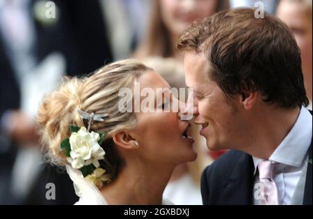 Tom Parker-Bowles und seine neue Frau Sara küssen sich, als sie die St. Nicholkirche nach ihrer Hochzeitszeremonie in Henley-on-Thames, England, verlassen. Anwar Hussein/allactiondigital.com Stockfoto