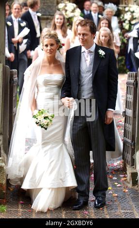 Tom Parker-Bowles und seine neue Frau Sara verlassen die St. Nicholkirche nach ihrer Hochzeitszeremonie in Henley-on-Thames, England. Anwar Hussein/allactiondigital.com Stockfoto