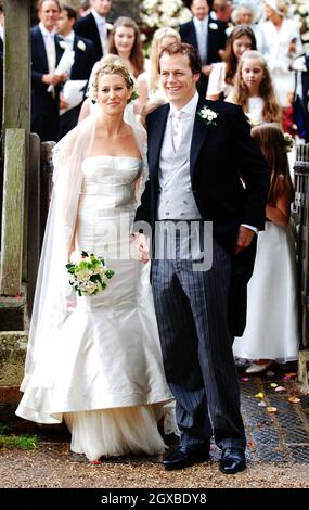 Tom Parker-Bowles und seine neue Frau Sara verlassen die St. Nicholkirche nach ihrer Hochzeitszeremonie in Henley-on-Thames, England. Anwar Hussein/allactiondigital.com Stockfoto