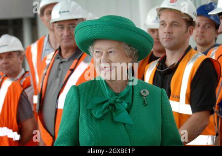 Queen Elizabeth II trifft Bauarbeiter an der Eisenbahnstrecke des Ärmelkanals in Stratford, East London. Es wird den Rahmen für einen speziellen Hochgeschwindigkeits-Shuttle-Service zum nahegelegenen Olympiapark für die Olympischen Spiele 2012 bieten. Sie sah, wo das Stadion mit 80,000 Sitzplätzen und andere Veranstaltungsorte auf dem riesigen 500 Hektar großen Entwicklungsgebiet im Osten Londons errichtet werden, um in sieben Jahren bereit für die sportliche Extravaganz zu sein. Anwar Hussein/allactiondigital.com Stockfoto