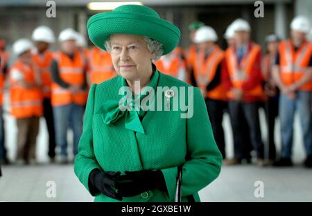 Queen Elizabeth II trifft Bauarbeiter an der Eisenbahnstrecke des Ärmelkanals in Stratford, East London. Es wird den Rahmen für einen speziellen Hochgeschwindigkeits-Shuttle-Service zum nahegelegenen Olympiapark für die Olympischen Spiele 2012 bieten. Sie sah, wo das Stadion mit 80,000 Sitzplätzen und andere Veranstaltungsorte auf dem riesigen 500 Hektar großen Entwicklungsgebiet im Osten Londons errichtet werden, um in sieben Jahren bereit für die sportliche Extravaganz zu sein. Anwar Hussein/allactiondigital.com Stockfoto