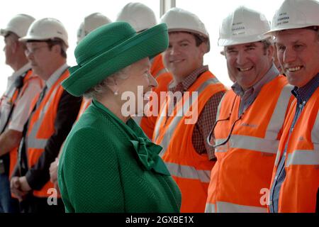 Queen Elizabeth II trifft Bauarbeiter an der Eisenbahnstrecke des Ärmelkanals in Stratford, East London. Es wird den Rahmen für einen speziellen Hochgeschwindigkeits-Shuttle-Service zum nahegelegenen Olympiapark für die Olympischen Spiele 2012 bieten. Sie sah, wo das Stadion mit 80,000 Sitzplätzen und andere Veranstaltungsorte auf dem riesigen 500 Hektar großen Entwicklungsgebiet im Osten Londons errichtet werden, um in sieben Jahren bereit für die sportliche Extravaganz zu sein. Anwar Hussein/allactiondigital.com Stockfoto