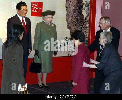 Königin Elizabeth II., Prinz Philip, Herzog von Edinburgh, der chinesische Präsident Hu Jintao und seine Frau Liu Yongqing besuchen am zweiten Tag des 3-tägigen Staatsbesuchs des Präsidenten in London die Königliche Akademie der Künste. Anwar Hussein/allactiondigital.com Stockfoto