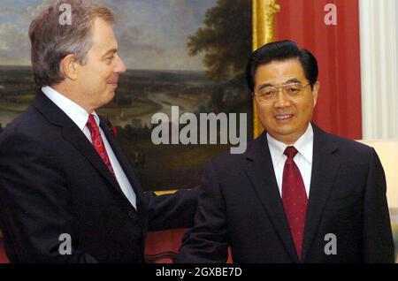 Der britische Premierminister Tony Blair begrüßt den chinesischen Präsidenten Hu Jintao in der Downing Street 10 in London. Der Präsident war zu einem Staatsbesuch im Land und ist Gast der britischen Königin Elizabeth II. Anwar Hussein/allactiondigital.com Stockfoto