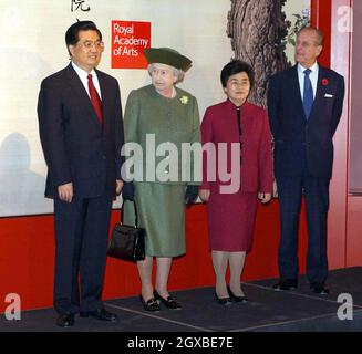 Königin Elizabeth II., Prinz Philip, Herzog von Edinburgh, der chinesische Präsident Hu Jintao und seine Frau Liu Yongqing besuchen am zweiten Tag des 3-tägigen Staatsbesuchs des Präsidenten in London die Königliche Akademie der Künste. Anwar Hussein/allactiondigital.com Stockfoto