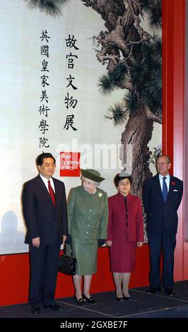 Königin Elizabeth II., Prinz Philip, Herzog von Edinburgh, der chinesische Präsident Hu Jintao und seine Frau Liu Yongqing besuchen am zweiten Tag des 3-tägigen Staatsbesuchs des Präsidenten in London die Königliche Akademie der Künste. Anwar Hussein/allactiondigital.com Stockfoto