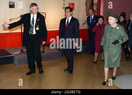 Königin Elizabeth II., Prinz Philip, Herzog von Edinburgh, der chinesische Präsident Hu Jintao und seine Frau Liu Yongqing besuchen am zweiten Tag des 3-tägigen Staatsbesuchs des Präsidenten in London die Königliche Akademie der Künste. Anwar Hussein/allactiondigital.com Stockfoto