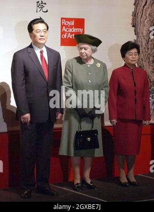 Königin Elizabeth II, der chinesische Präsident Hu Jintao und seine Frau Liu Yongqing besuchen die Königliche Akademie der Künste am zweiten Tag des 3-tägigen Staatsbesuchs des Präsidenten in London. Anwar Hussein/allactiondigital.com Stockfoto