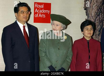 Königin Elizabeth II, der chinesische Präsident Hu Jintao und seine Frau Liu Yongqing besuchen die Königliche Akademie der Künste am zweiten Tag des 3-tägigen Staatsbesuchs des Präsidenten in London. Anwar Hussein/allactiondigital.com Stockfoto