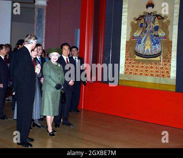 Königin Elizabeth II., Prinz Philip, Herzog von Edinburgh, der chinesische Präsident Hu Jintao und seine Frau Liu Yongqing besuchen am zweiten Tag des 3-tägigen Staatsbesuchs des Präsidenten in London die Königliche Akademie der Künste. Anwar Hussein/allactiondigital.com Stockfoto