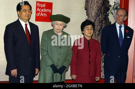 Königin Elizabeth II., Prinz Philip, Herzog von Edinburgh, der chinesische Präsident Hu Jintao und seine Frau Liu Yongqing besuchen am zweiten Tag des 3-tägigen Staatsbesuchs des Präsidenten in London die Königliche Akademie der Künste. Anwar Hussein/allactiondigital.com Stockfoto