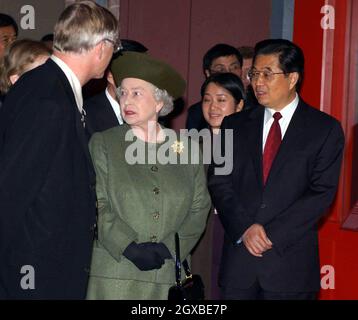 Königin Elizabeth II, der chinesische Präsident Hu Jintao und seine Frau Liu Yongqing besuchen die Königliche Akademie der Künste am zweiten Tag des 3-tägigen Staatsbesuchs des Präsidenten in London. Anwar Hussein/allactiondigital.com Stockfoto