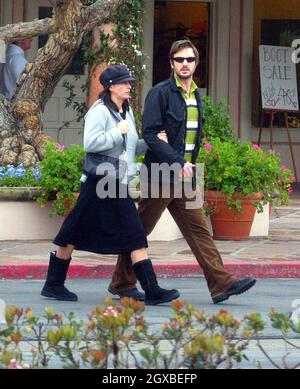Eine sehr trächtige Courteney Cox Arquette mit ihrem Mann David beim Einkaufen in Malibu. Stockfoto