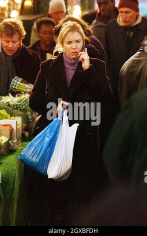 Renee Zellweger filmt die Fortsetzung von Bridget Jones Diary „The Edge of Reason“ in Borough Market, London. Stockfoto