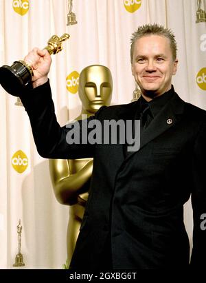 Tim Robbins, Oscar-Gewinner für den besten Nebendarsteller für seine Arbeit in „Mystic River“ bei den Annual Academy Awards 76. des Kodak Theatre in Hollywood. Stockfoto