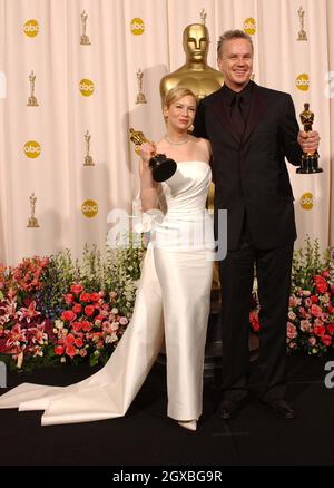 Tim Robbins, Gewinner des Best Supporting Actor Academy Award und Renee Zellweger, Gewinnerin der Best Supporting Actress Academy Award 76. beim Kodak Theatre in Hollywood. Stockfoto