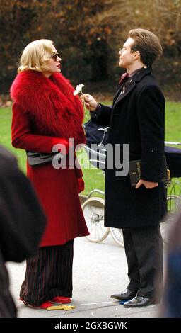 Frances O'Connor und Sam Rockwell am Set von 'Picadilly Jim in London. Stockfoto