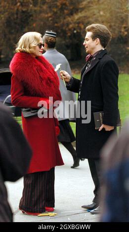 Frances O'Connor und Sam Rockwell am Set von 'Picadilly Jim in London. Stockfoto