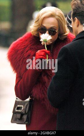 Frances O'Connor und Sam Rockwell am Set von 'Picadilly Jim in London. Stockfoto