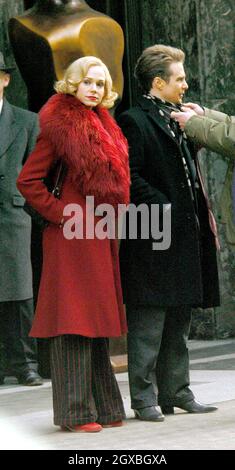 Frances O'Connor und Sam Rockwell am Set von 'Picadilly Jim in London. Stockfoto