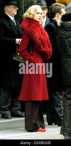 Frances O'Connor und Sam Rockwell am Set von 'Picadilly Jim in London. Stockfoto
