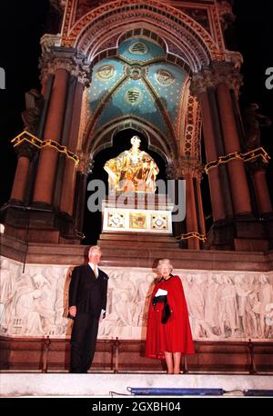 Sir Jocelyn Stevens, CVO, Chairman of English Heritage and the Queen, steht vor dem Albert Memorial im Londoner Hyde Park. Die Königin eröffnete das Denkmal offiziell zum Abschluss eines vierjährigen Restaurierungsprojekts. â©Anwar Hussein/allactiondigital.com Stockfoto