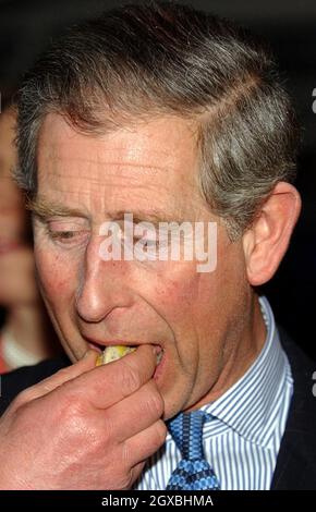 Der britische Prinz von Wales schmeckt einige der neuen Herzogtum Selections Kipper und Lemon Pate. Der Prinz nahm an einem Empfang für die Gala des Marine Stewardship Council „Sea into the Future“ auf dem Old Billingsgate Fish Market in London Teil. â©Anwar Hussein/allactiondigital.com Stockfoto