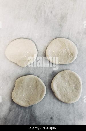 Vier Stücke Sauerteig Brot auf einem Tisch bereit, Pizza zu machen Stockfoto