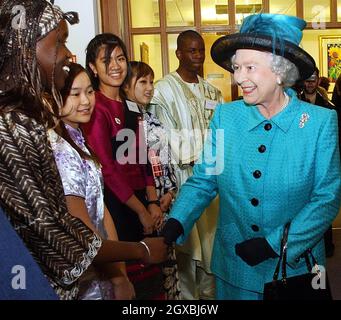 Die britische Königin Elizabeth II. Trifft bei einem Besuch der Royal Russell School in Addington, Surrey, auf Kinder, die ihre traditionelle Nationaltracht tragen. Stockfoto
