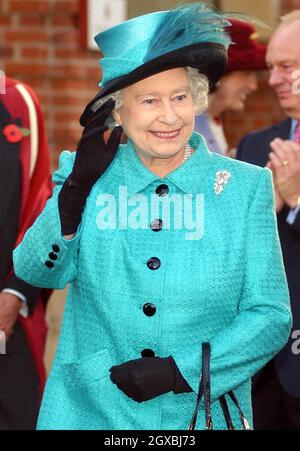 Die britische Königin Elizabeth II. Trifft bei einem Besuch der Royal Russell School in Addington, Surrey, auf Kinder, die ihre traditionelle Nationaltracht tragen. Stockfoto