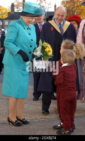 Die britische Königin Elizabeth II. Trifft bei einem Besuch der Royal Russell School in Addington, Surrey, auf Kinder, die ihre traditionelle Nationaltracht tragen. Stockfoto