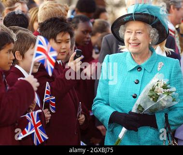 Die britische Königin Elizabeth II. Trifft bei einem Besuch der Royal Russell School in Addington, Surrey, auf Kinder, die ihre traditionelle Nationaltracht tragen. Stockfoto