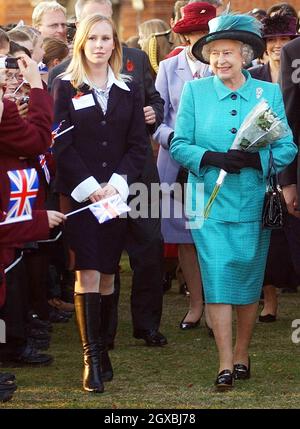 Die britische Königin Elizabeth II. Trifft bei einem Besuch der Royal Russell School in Addington, Surrey, auf Kinder, die ihre traditionelle Nationaltracht tragen. Stockfoto