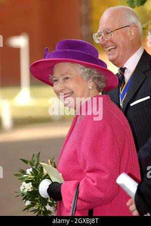 KÖNIGIN ELIZABETH II. UND DER HERZOG VON EDINBURGH BESUCHEN DIE CHRIST'S-KRANKENHAUSSCHULE HORSHAM . Stockfoto